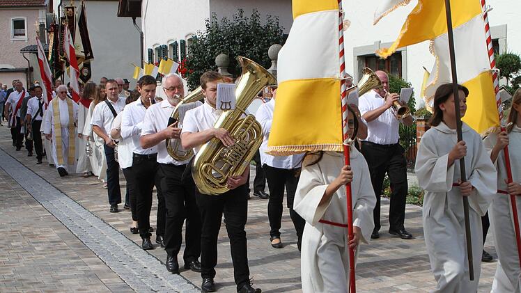 Mit einer feierlichen Kirchenparade und den Fahnenabordnungen der Vereine erfolgte der Auftakt zum Jubiläum. Fotos: Günther Geiling