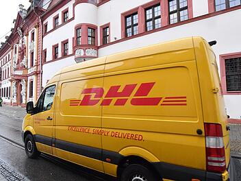 Mitten im Weihnachtstrubel sind vielerorts B&uuml;rger besorgt: Zwar gibt es zahlreiche Hinweise, aber noch keine hei&szlig;e Spur zum&nbsp;DHL-Erpresser. Foto: Martin Schutt/dpa