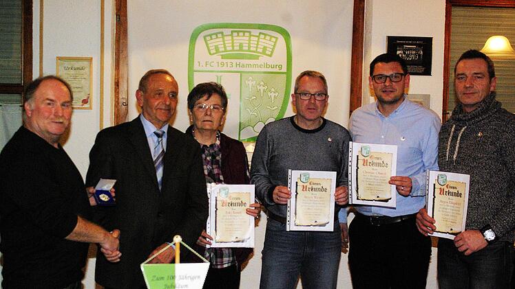 Vorsitzender Andreas Ruppert (l.) zeichnete die langjährigen Mitglieder (von links) Karl Götschel, Erika Kunszt, Jürgen Wiesler, Christian Ohmert und Jürgen Eilingsfeld aus.  Fotos: Winfried Ehling