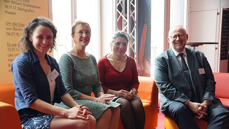 Im Rahmen der Aktion "Kultur für alle!" bitten Juliane Siegel, Leiterin der Kulturtafel, Bürgermeisterin Elisabeth Preuß, Schirmherrin der Kulturtafel, und Pfarrer Matthias Ewelt, Vorstandssprecher der Diakonie Erlangen, um Spenden. In ihrer Mitte (2. von rechts), Elvira T. (Name geändert), Klientin der Kulturtafel   Foto: Pascale Ferry