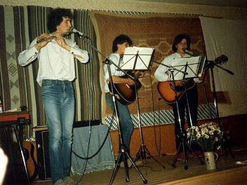Vor 40 Jahren haben Wolfgang Markart, Wilhelm Kirchner und Johann Kaiser die Gruppe Koannome gegründet. Später kam noch  Drummer Frank Wehner dazu. Jetzt, "wenn's am schönsten ist", hören sie auf. Foto: Archiv Willi Kirchner