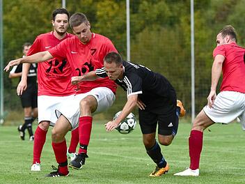 Die Poppenläurer Daniel Schmitt (rechts) und Michael Martens nehmen Maßbachs Sascha Reith in die Zange.Anand Anders