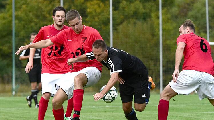 Die Poppenläurer Daniel Schmitt (rechts) und Michael Martens nehmen Maßbachs Sascha Reith in die Zange.Anand Anders