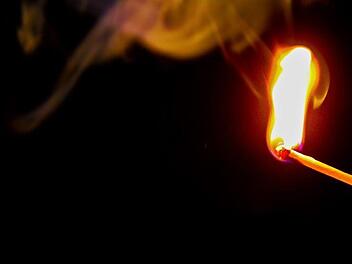 In einem Restaurant in Nürnberg legten noch unbekannte Täter in der Nacht von Donnerstag auf Freitag ein Feuer. Symbolfoto: 955169/pixabay.com
