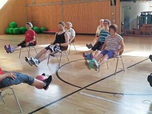 Schon leichte Stuhlgymnastik führt zu Kraft und mehr Mobilität für Senioren. Mit Fitnessübungen für Senioren befasste sich ein zweitägiger BLSV-Lehrgang.  Foto: K.- H. Hofmann