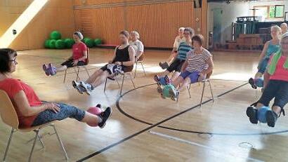 Schon leichte Stuhlgymnastik führt zu Kraft und mehr Mobilität für Senioren. Mit Fitnessübungen für Senioren befasste sich ein zweitägiger BLSV-Lehrgang.  Foto: K.- H. Hofmann