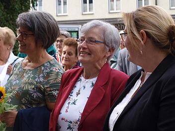 Verabschiedung der Pfarramtssekretärin und Einführung der Nachfolggerin sowie der neuen Gemeindereferentin in der Herz Jesu-Pfarrei (von links): Brigitte Kaiser, Margarete Rothaug und Heike Waldvogel.Michaela Atzler