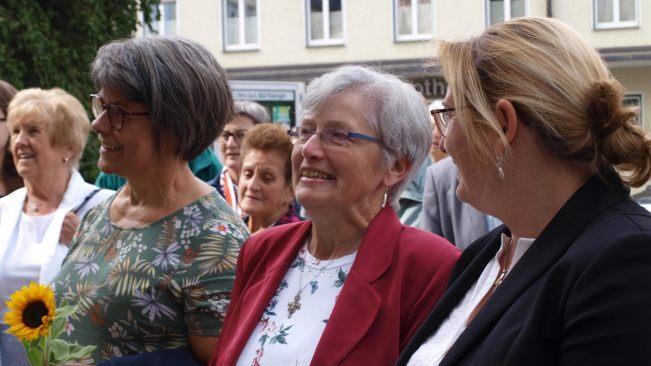 Verabschiedung der Pfarramtssekretärin und Einführung der Nachfolggerin sowie der neuen Gemeindereferentin in der Herz Jesu-Pfarrei (von links): Brigitte Kaiser, Margarete Rothaug und Heike Waldvogel.Michaela Atzler
