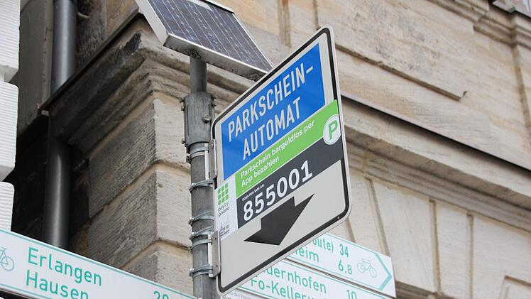 Münzen oder App: Mit beidem können  Autofahrer  in Forchheim nun Parktickets bezahlen.  Foto: Mirjam Stumpf