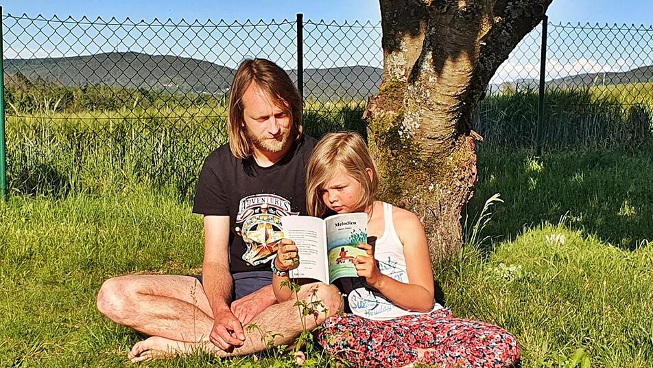 Patrick Sünkel und seine Tochter lesen am liebsten im Garten unter einem Baum. Foto: Maria Löffler