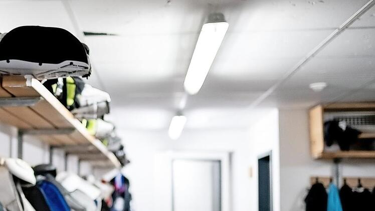 Während das reine Sporttreiben laut Medizinern weniger problematisch ist, steigt die Infektionsgefahr in geschlossen Räumen wie in Umkleidekabinen.  Symbolbild: Sportfoto Zink