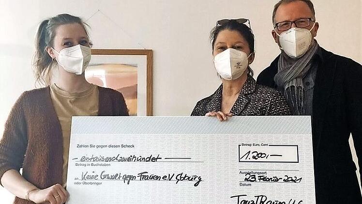 Meike Hartmann vom Frauenhaus (links) nahm den Scheck von Stephanie Weppler und deren Bruder Christian Meyer entgegen.