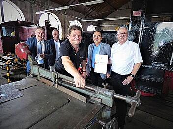 Jürgen Meserth (Mitte) ist seit 25 Jahren Universalkraft im DDM. Landrat Klaus Peter Söllner (links) gratulierte mit einer Urkunde und einem Geschenkkorb. Mit im Bild (nach rechts) Bezirkstagspräsident Henry Schramm, Bürgermeister Alexander Wunderlich und DDM-Geschäftsführer Rüdiger Köhler