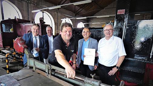 Jürgen Meserth (Mitte) ist seit 25 Jahren Universalkraft im DDM. Landrat Klaus Peter Söllner (links) gratulierte mit einer Urkunde und einem Geschenkkorb. Mit im Bild (nach rechts) Bezirkstagspräsident Henry Schramm, Bürgermeister Alexander Wunderlich und DDM-Geschäftsführer Rüdiger Köhler