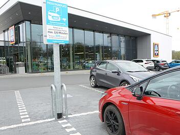 Noch stehen die alten Schilder auf dem Parkplatz, doch gratis parken dürfen Kunden dort ab sofort 180 Minuten.