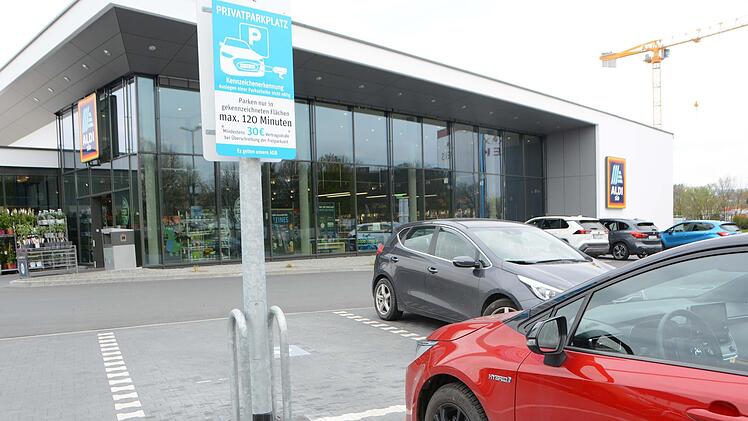 Noch stehen die alten Schilder auf dem Parkplatz, doch gratis parken dürfen Kunden dort ab sofort 180 Minuten.