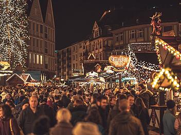 Dichtes Gedränge auf einem Weihnachtsmarkt. Dichtes Gedränge auf einem Weihnachtsmarkt.
