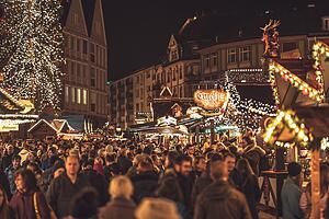 Dichtes Gedränge auf einem Weihnachtsmarkt. Dichtes Gedränge auf einem Weihnachtsmarkt.