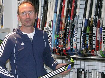 Jochen Heimpel in seinem Hockey-Fachgeschäft in Erlangen.
