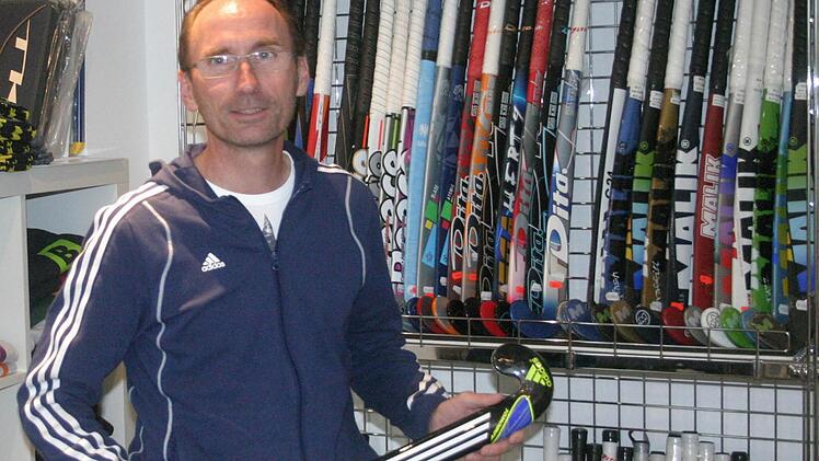 Jochen Heimpel in seinem Hockey-Fachgeschäft in Erlangen.