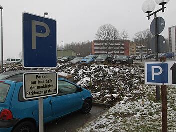 Wenn Parkflächen während des Klinik-Neubaus in Lichtenfels mehrmals verlegt werden müssen, finanzieren das die Klinik und der Landkreis Lichtenfels mit Eigenmitteln. Foto: Tim Birkner