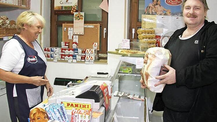 Nach der Nachtschicht oder vor der Frühschicht kauft Michael Knarr aus Neuensorg für die Familie frische Brötchen - und findet das kleine Lädchen einfach wunderbar. Fotos: Sonja Adam