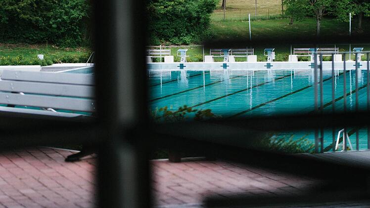 Bis Freitag werden die Drehtüren des Höchstadter Freibads keinen Besucher hereinlassen. Foto: Marian Hamacher