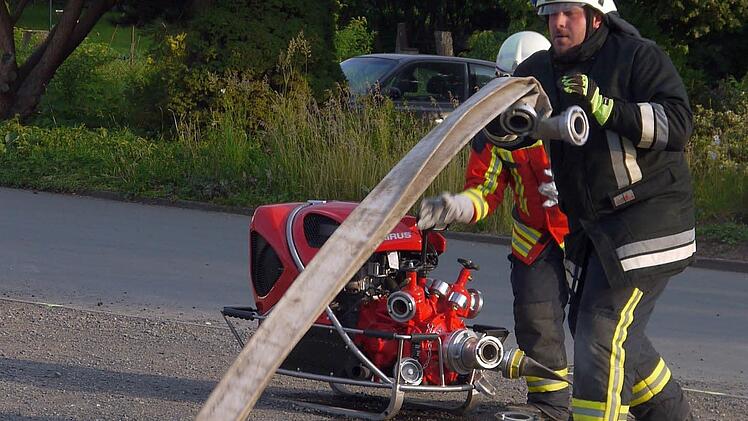Die Dietersdorfer Feuerwehr bereitet sich auf die Leistungsprüfung vor. Foto: Berthold Köhler