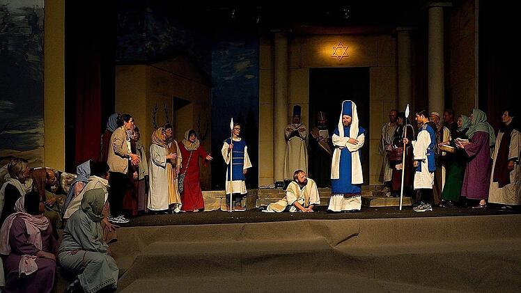 Jesus mit dem Hohen Rat. Foto: Ratomir Radomirovic