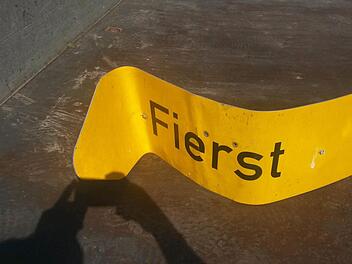 Mitarbeiter des Bauhofes Untermerzbach sammelten beschädigte Gegenstände ein, wie hier ein Hinweisschild auf die Ortschaft Fierst . Foto: Gemeinde Untermerzbach