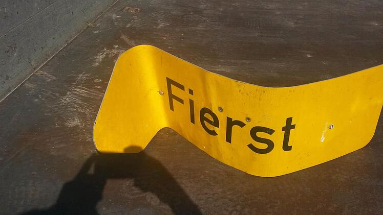 Mitarbeiter des Bauhofes Untermerzbach sammelten beschädigte Gegenstände ein, wie hier ein Hinweisschild auf die Ortschaft Fierst . Foto: Gemeinde Untermerzbach