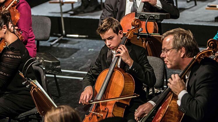 Junge Talente aus der Region und Profis des Philharmonischen Orchester musizierten zusammen beim "Concert for Kids" unter Leitung von Dominik Tremel im Landestheater Coburg. Foto: Jochen Berger