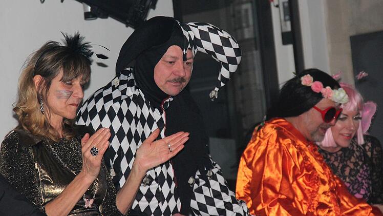 Impressionen von der Höchstadter Rosenmontagsparty. Foto: Johanna Blum