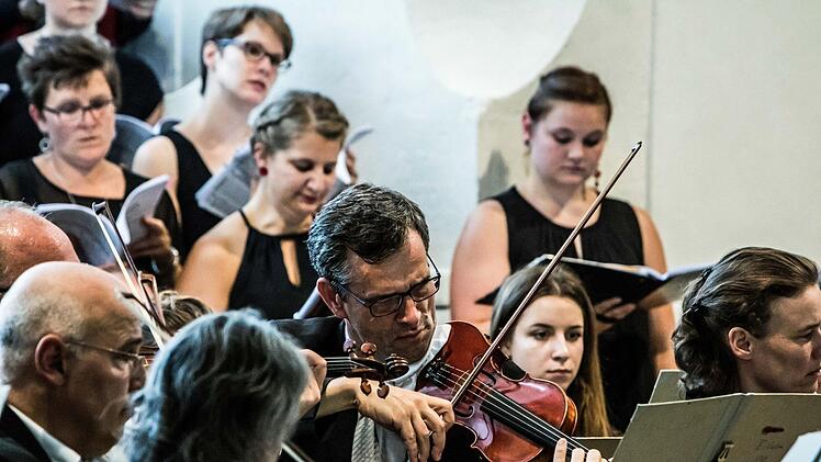 Robert Schumanns "Der Rose Pilgerfahrt" erklang beim Abschlusskonzert des Chorfestes Coburg in der Morizkirche. Foto: Jochen Berger