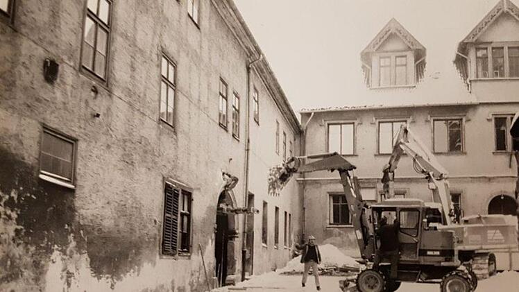 Abbrucharbeiten neben der Morizkirche im Januar 1985: Das Haus Steingasse 18 wird abgerissen, um den Bau des neuen Ämtergebäudes zu ermöglichen. Lediglich der Torbogen bleibt erhalten. Auch die Ratsschule im Bildhintergrund musste weichen.Foto: Archiv/Hans Wippenbech