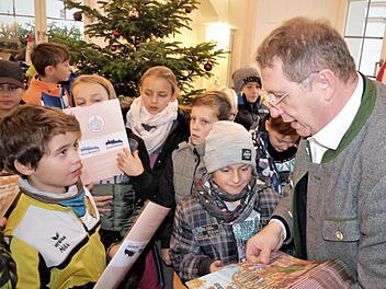 Die Kinder löcherten den OB mit Fragen. Foto: Werner Reißaus