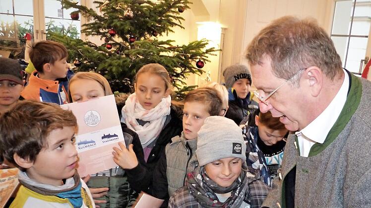 Die Kinder löcherten den OB mit Fragen. Foto: Werner Reißaus