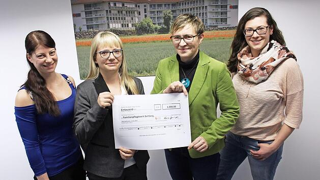 Bei der Scheckübergabe (v. l.): Sonja Krause (Orga-Team), Klinikleiterin Frances Greiner-Matzen-Sohn, Einsatzleiterin Barbara Schramm und Kira Schwermer (Orga-Team) Foto: PR