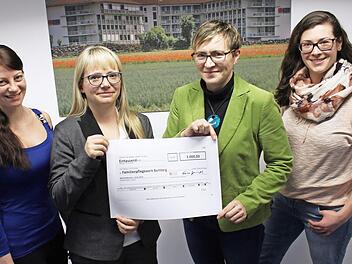 Bei der Scheck&uuml;bergabe (v.&nbsp;l.): Sonja Krause (Orga-Team), Klinikleiterin Frances Greiner-Matzen-Sohn, Einsatzleiterin Barbara Schramm und Kira Schwermer (Orga-Team) Foto: PR