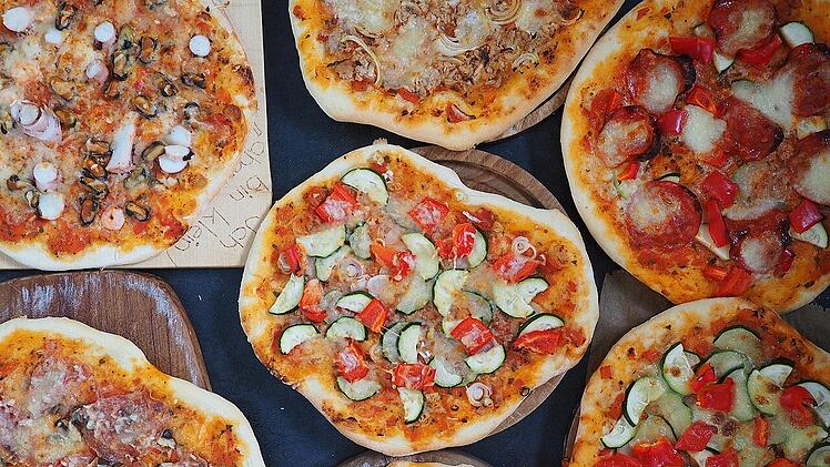 Zwei knusprige Pizzen auf einem Backblech – dieser Trick spart Zeit und Energie.