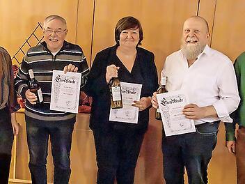 B&uuml;rgervereins-Vorsitzender Stefan Andritschke (rechts) und Zweiter Vorsitzender Andreas Remshard ((links) gratulieren den neuen Ehrenmitgliedern (von links) Rudolf Kaspar, Gaby Pfeufer und Oswald M&uuml;ller.