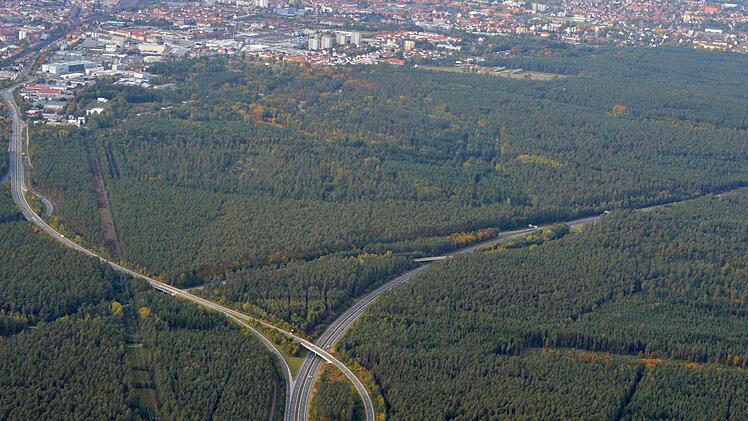 Für Innenstadtbewohner könnte die Güterzugumfahrung eine Entlastung bedeuten - für Naturschützer ist sie ein Gräuel. Sie fürchten großflächigen Kahlschlag entlang der Autobahn im Hauptsmoorwald.  Foto: R. Rinklef