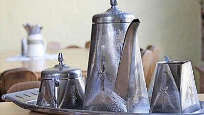 Das von Ignaz Bing, dem Entdecker der Binghöhle, hergestellte Geschirr nutzt die Besitzerin als Dekoration.