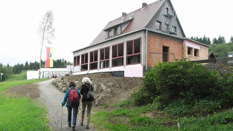 Gleich ist es geschafft: Zwei Wanderer haben das Würzburger Karl-Straub-Haus erreicht. Der neue Anbau, der 65 Gästen Platz bieten soll, ist im Rohbau fast vollendet. Foto: Joachim Rübel