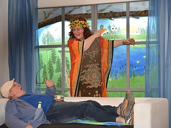 Martina Franz als die Esoterikerin Agatha Heiden löst blockierte Chakren bei Alfons Heidenhelfer, gespielt von Werner Dalke. Foto: Gabi Arnold