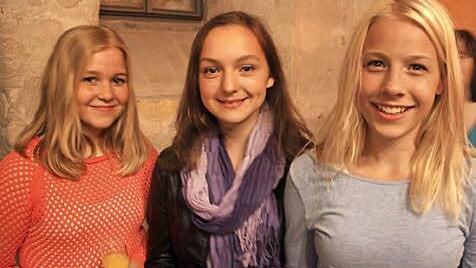 Annika, Eva und Linnea spielen bei Faust I als "Dorfmädchen" mit.