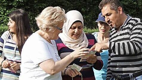 Birgit Baier (vorne links) vom Obst- und Gartenbauverein Ebern hatte für die Flüchtlinge die ersten Pflanzensamen dabei. Sie überreichte sie an Jehan Youssef (Mitte), die als Bundesfreiwilligendienstleistende beim Bund Naturtschutz arbeitet.