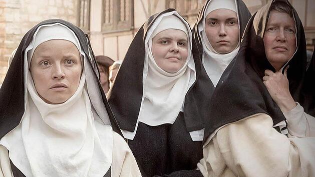 Karoline Schuch spielt Katharina von Bora in der ARD-Produktion "Katharina Luther". Ihr zur Seite steht die R&uuml;ssenbacherin Tanja Welker (zweite von links) als Fluchtnonne.  Foto: MDR/Junghans