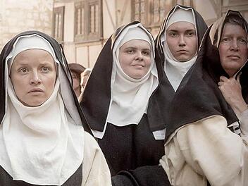 Karoline Schuch spielt Katharina von Bora in der ARD-Produktion "Katharina Luther". Ihr zur Seite steht die Rüssenbacherin Tanja Welker (zweite von links) als Fluchtnonne.  Foto: MDR/Junghans