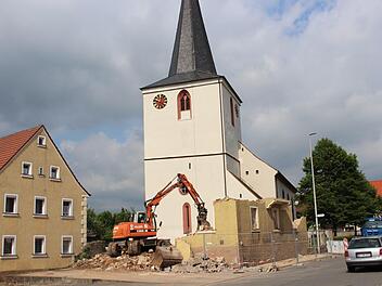 Jetzt ist schon der Blick auf die Kirche frei. Wo einst die Schule stand, soll ein Platz angelegt werden. Foto: Evi Seeger